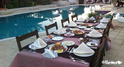 میز غذای رستوران کنار استخر هتل